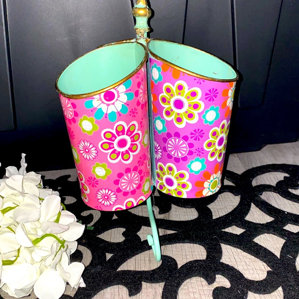 Makeup brush holder - Picture 1 of 3